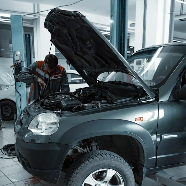 Mecânico profissional inspecionando componentes do motor com ferramentas especializadas na oficina