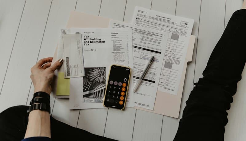 Mesa de escritório com emissão de NF-e e documentos fiscais para oficina